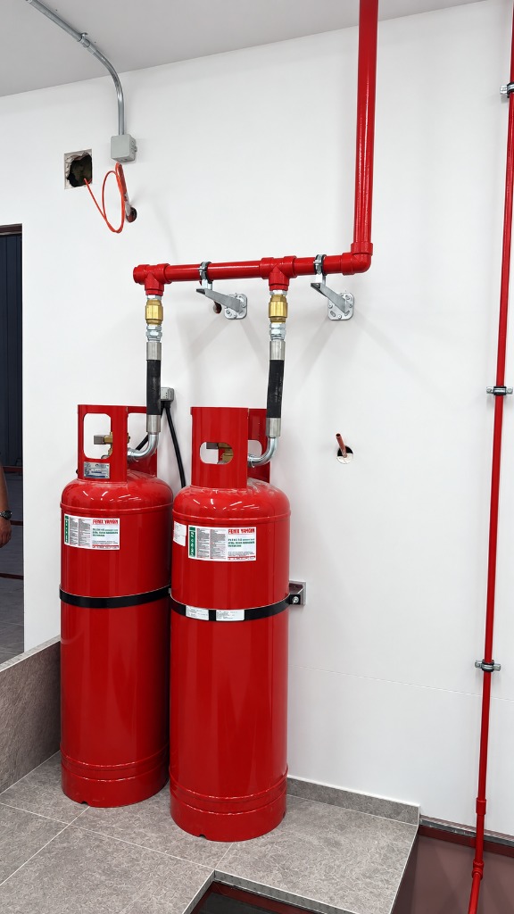 FM200 gaz dolumu ve sızdırmazlık kontrolleri tamamlanmış yangın söndürme silindirleri