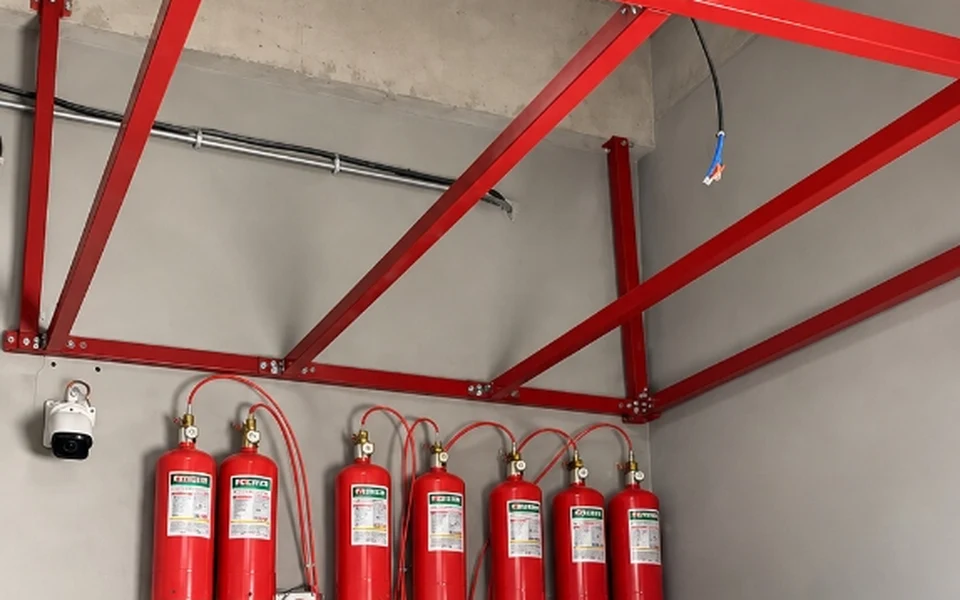 Ana elektrik dağıtım pano odası duvara montajlı çoklu gazlı söndürme tüpleri ve algılama hattı