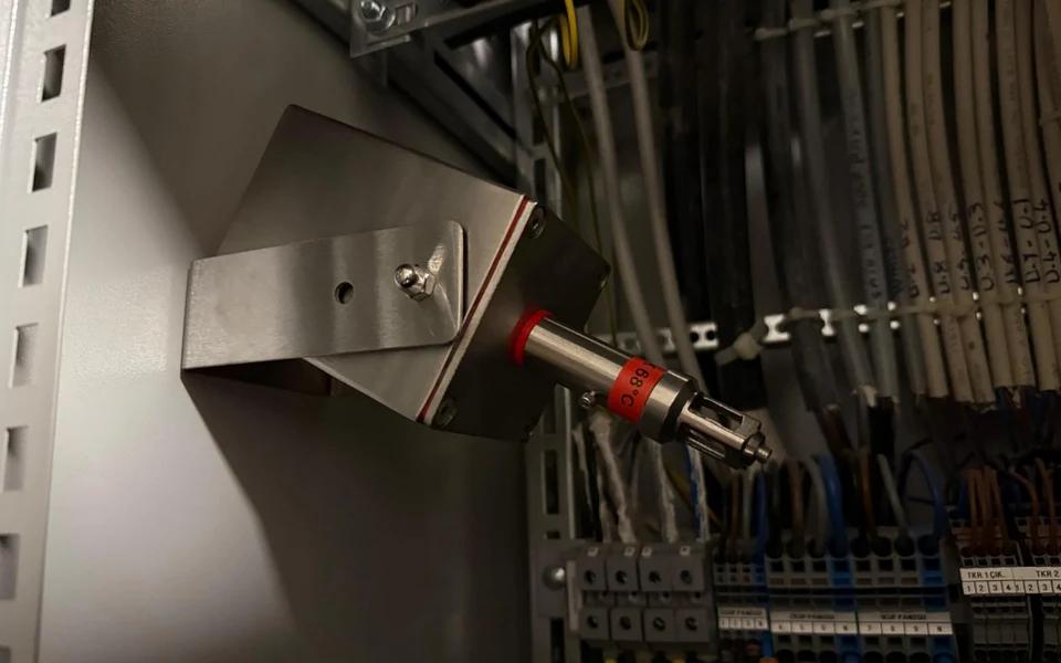 Elektrik panosu içi termal aktivasyonlu mikro aerosol yangın söndürme jeneratörü montajı
